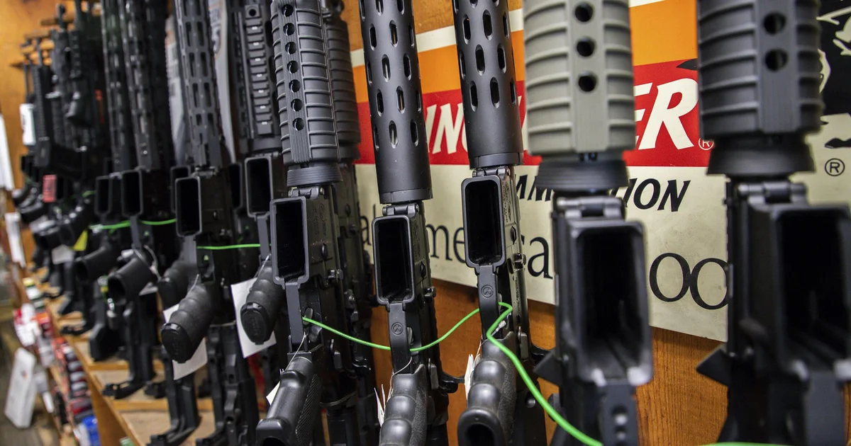 المحكمة العليا تناقش دستورية حظر بنادق AR-15 في إلينوي وكونيتيكت