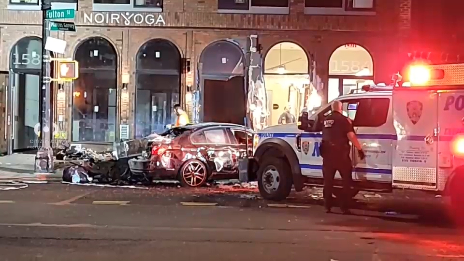 حادث تصادم في بروكلين يوقع 3 جرحى ويضر استوديو يوجا