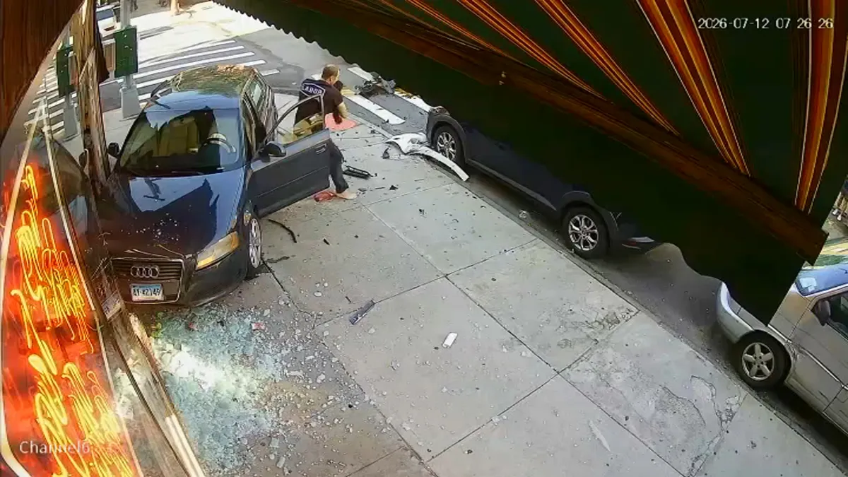 سيارة تصطدم بدكان في كارول جاردنز بعد حادث سير بسبب سائق يسير عكس الاتجاه