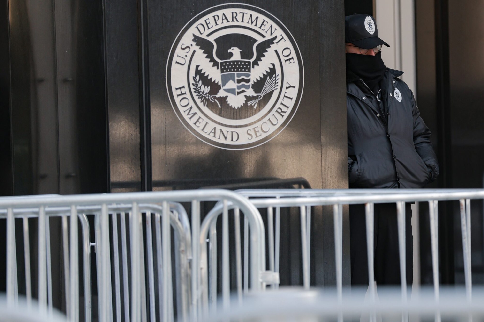 وزارة الأمن الداخلي تأمر وقف توقيفات المركبات التي ينفذها عملاء ICE