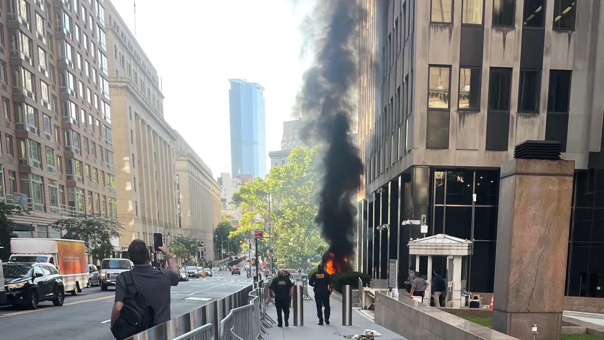 إصابة 4 أشخاص بعد إشعال حريق قرب مبنى اتحادي في مانهاتن