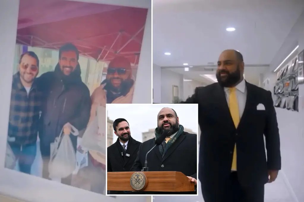 مساعد بارز لعمدة نيويورك يروّج لمكتب محاماة بفيديو يتحدث عن «شبكة علاقات» ويعرض صورة معه