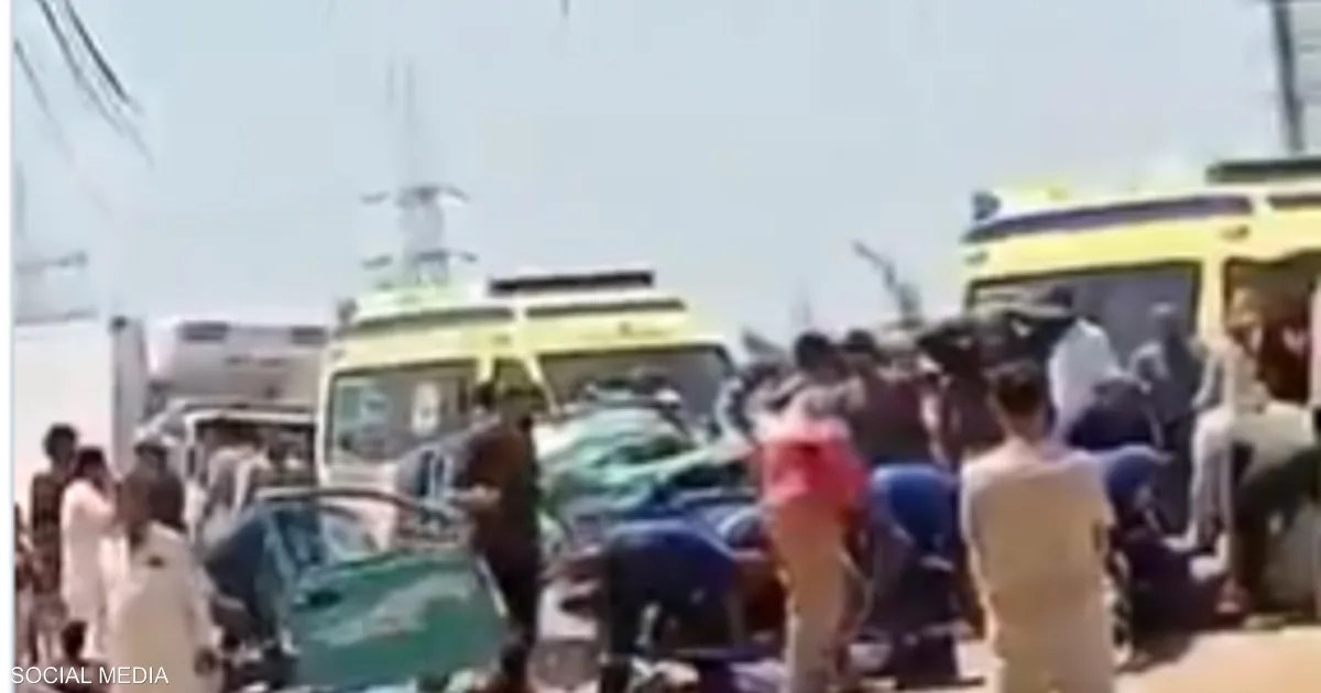 مصر: مقتل 18 شخصًا معظمهم أطفال في تصادم شاحنتين بالإسماعيلية