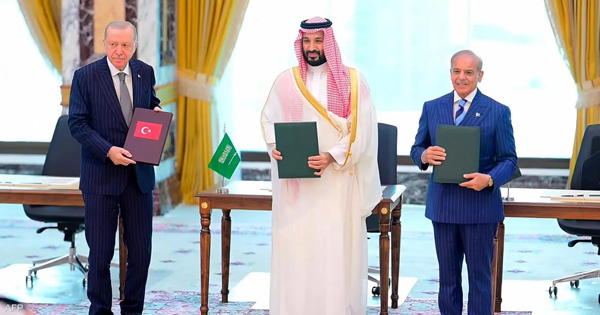 السعودية توقع مع تركيا وباكستان اتفاقية مكة للدفاع المشترك وتعتبر الهجوم على أي منها اعتداءً على الجميع
