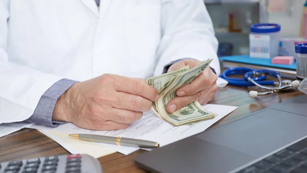 مستشفيات أمريكية تطلب دفعات مسبقة من المرضى المؤمن عليهم قبل تلقي العلاج