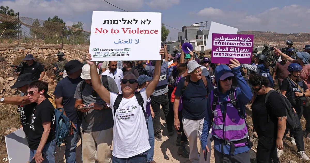 فلسطين: مستوطنون يحاصرون منازل في قصرة وواشنطن وباريس تضغطان على إسرائيل