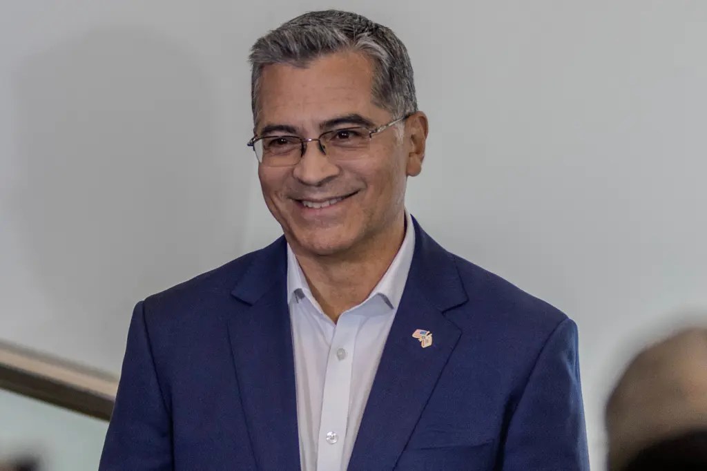 موقع خافيير بيسيرا الانتخابي في كاليفورنيا يبقي روابط من الانتخابات التمهيدية رغم انتقاله إلى السباق العام