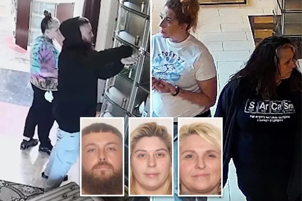 3 مشتبه بهم يسرقون مقتنيات ثمينة من أضرحة المقابر عبر الولايات المتحدة ويواجهون مذكرات توقيف في فلوريدا