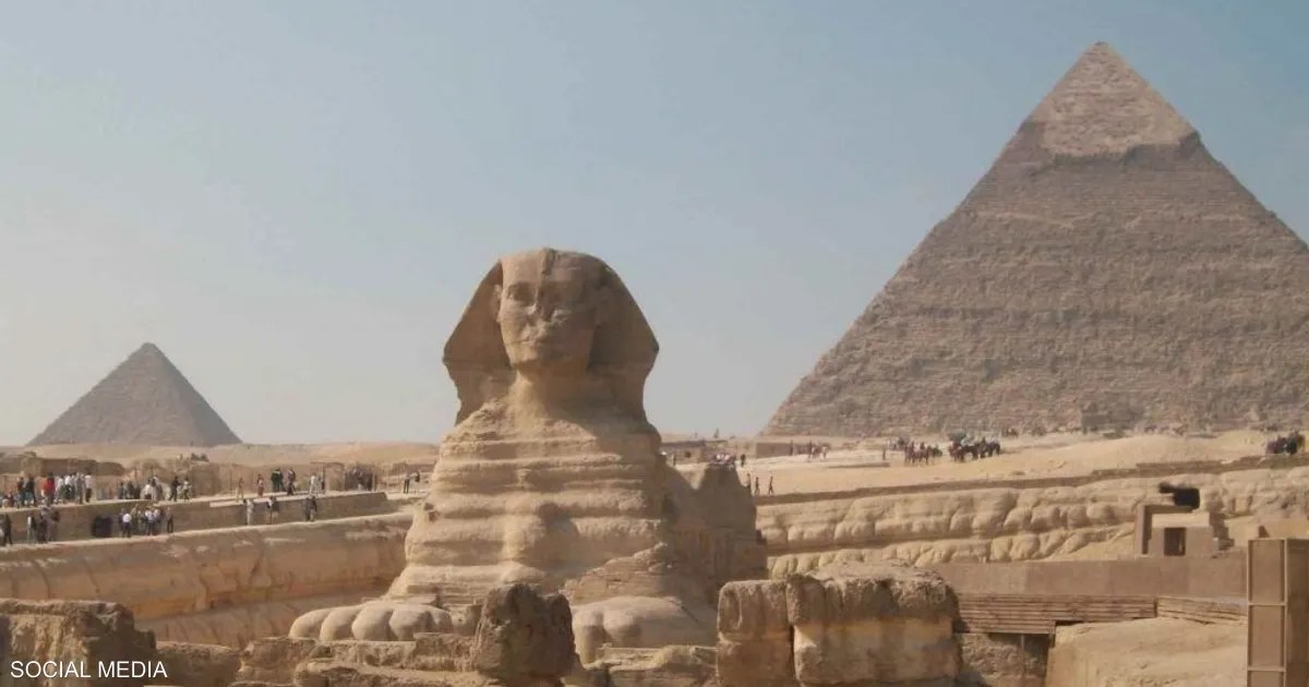 مصر توقف أردنيًا ومصرية بسبب إشارات مسيئة أمام الأهرامات وأبو الهول