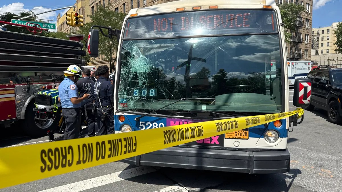 إصابة 19 شخصًا في تصادم حافلة MTA وشاحنة إطفاء FDNY في برونكس