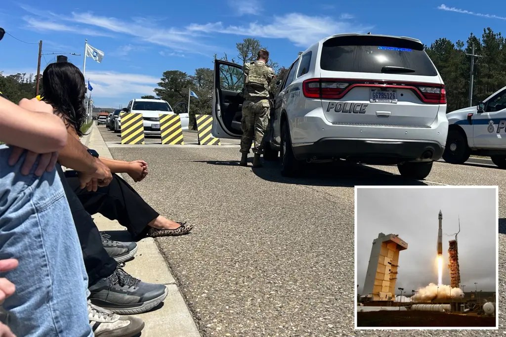 أمن قاعدة فاندنبرغ يوقف 5 صحفيين تحت تهديد السلاح ويمنعهم من تغطية مراسم بناء في كاليفورنيا