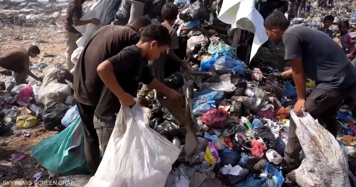 فلسطين: طفل في دير البلح يجمع البلاستيك من النفايات لإشعال موقد أسرته