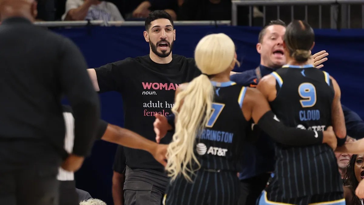 طرد لاعب NBA السابق إنيس كانتر فريدوم من مباراة إنديانا وشيكاغو بعد مواجهة مع ناتاشا كلاود في شيكاغو