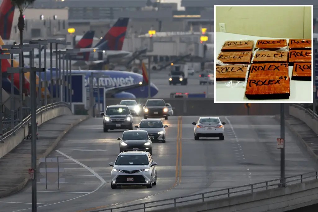السلطات الفدرالية تتهم موظفًا في مطار LAX وصديقه بمحاولة تهريب 24 رطلاً من الفنتانيل إلى مينيسوتا