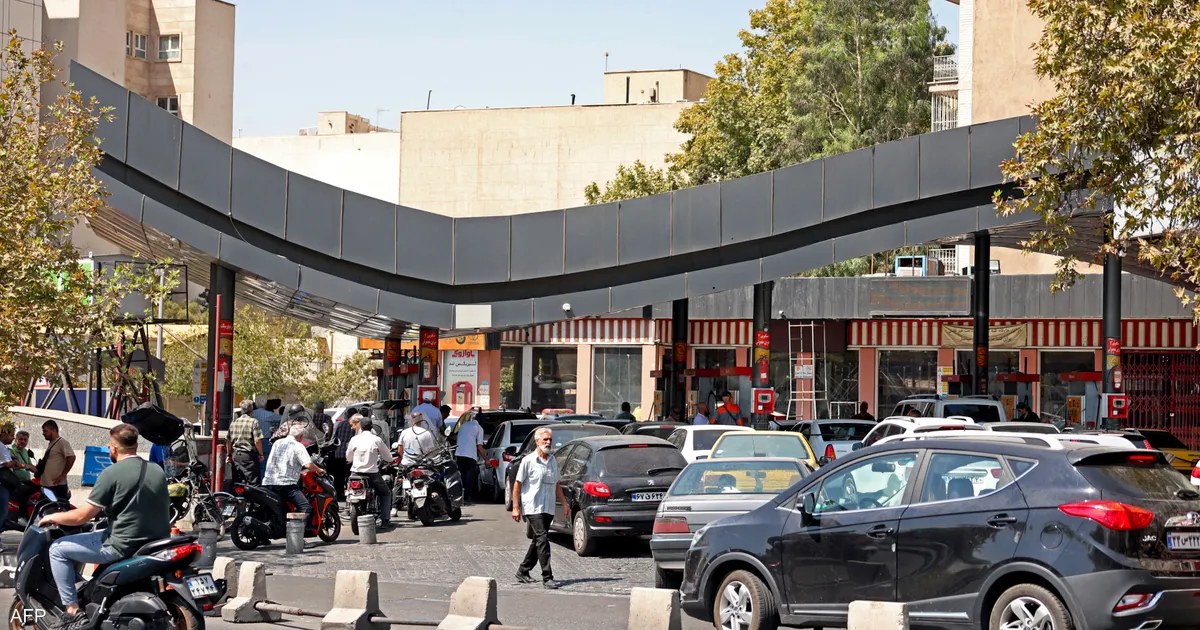 إيران: عجز البنزين يطيل طوابير طهران وسط خفض الإمدادات وضغوط الأسعار