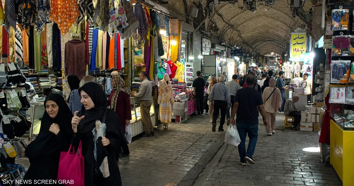 إيران: انقطاع الكهرباء في الأحواز يدفع مربي دواجن لمحاولة إحراق نفسه بعد نفوق قطيعه