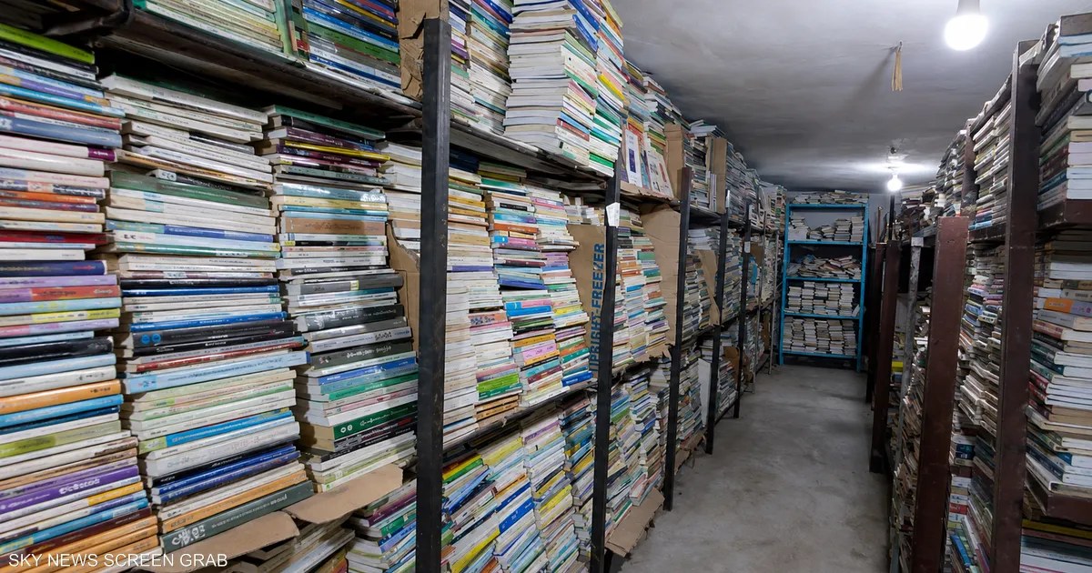 فلسطين: صاحب مكتبة في غزة يحمي 30 ألف كتاب أنقذها من الأنقاض داخل خيمة