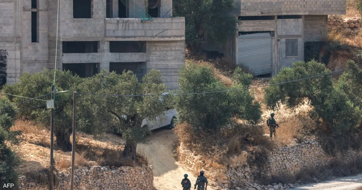 فلسطين: عشرات المستوطنين يهاجمون بلدة قصرة ويحاصرون فلسطينيين داخل منزل