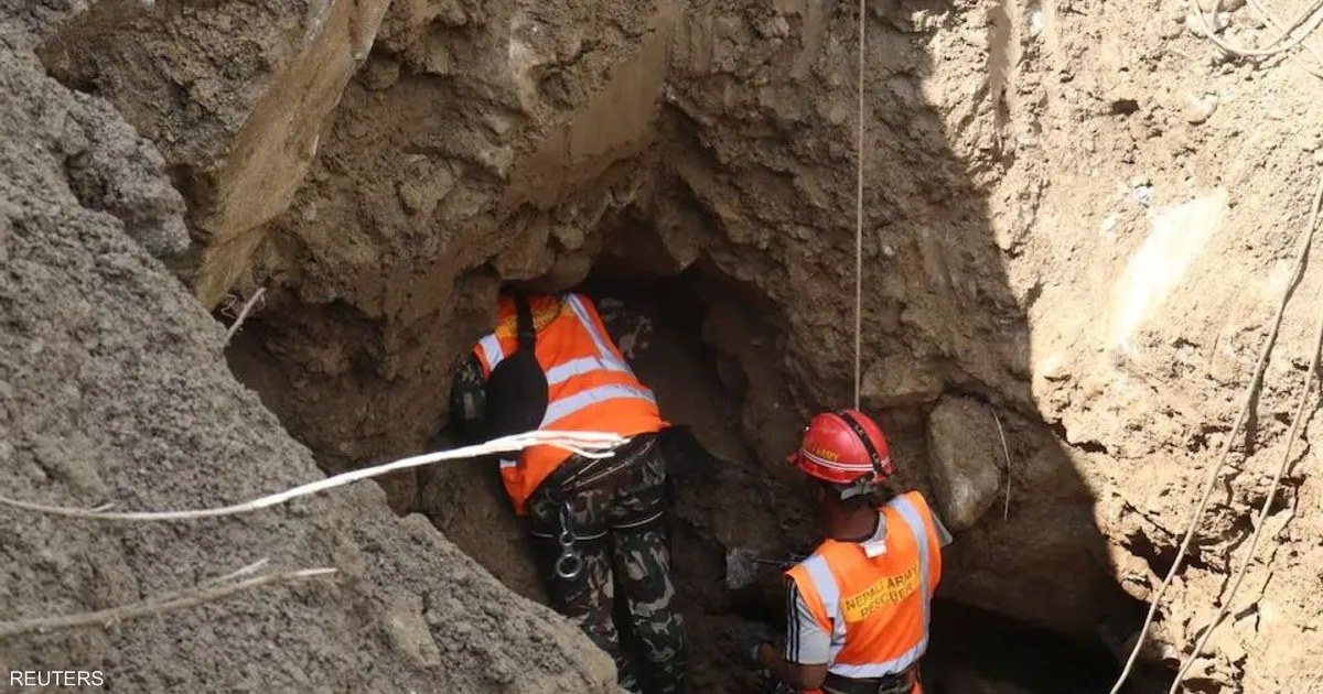 نيبال تكثف إنقاذ عمال عالقين في أنفاق الطاقة بعد فيضانات أودت بحياة 903 أشخاص