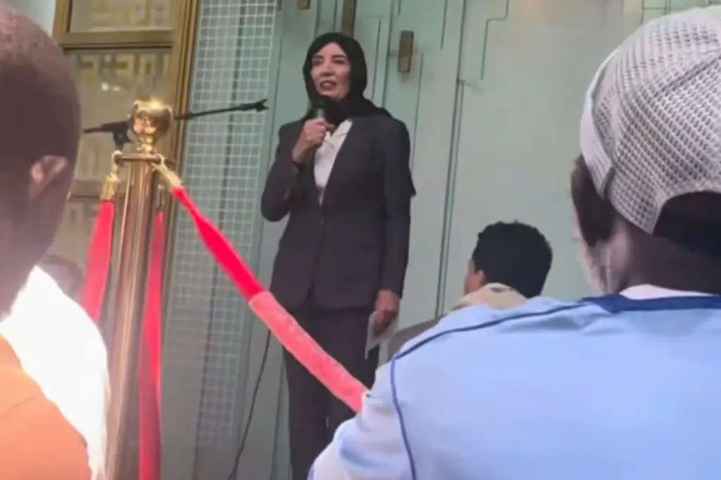 محافظ نيويورك كاثي هوكول تواجه انتقادات محافظة لارتدائها غطاء رأس في مركز إسلامي بكوينز