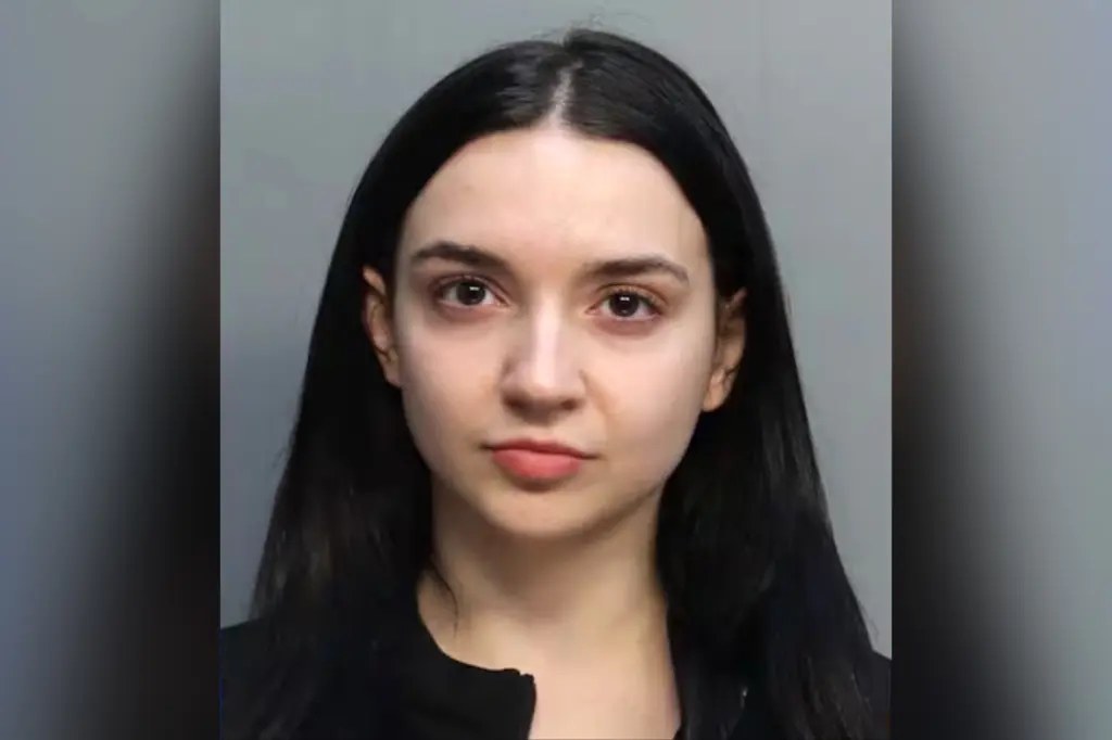 شرطة ميامي تتهم نادلة بابتزاز رجل أعمال بـ20 ألف دولار ونشر صور حميمة بعد اكتشاف علاقته الأخرى