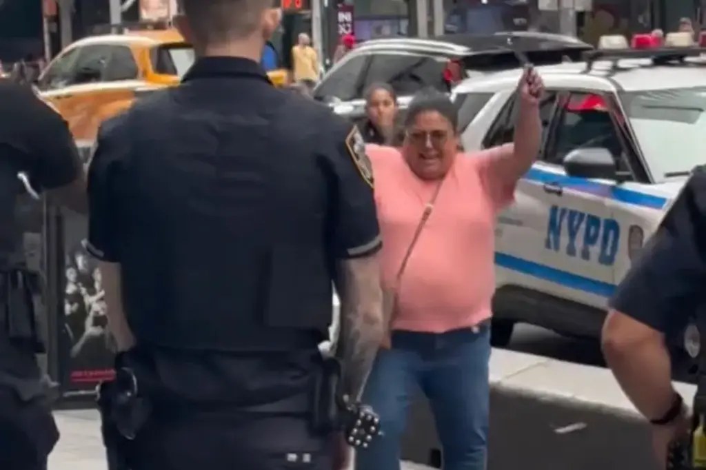 شرطة نيويورك تقتل امرأة مسلحة بسكينين بعد طعن شخصين في تايمز سكوير