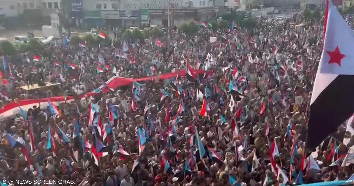 اليمن: حشود مؤيدة للمجلس الانتقالي الجنوبي في عدن وحضرموت واعتقالات وإصابات في المكلا