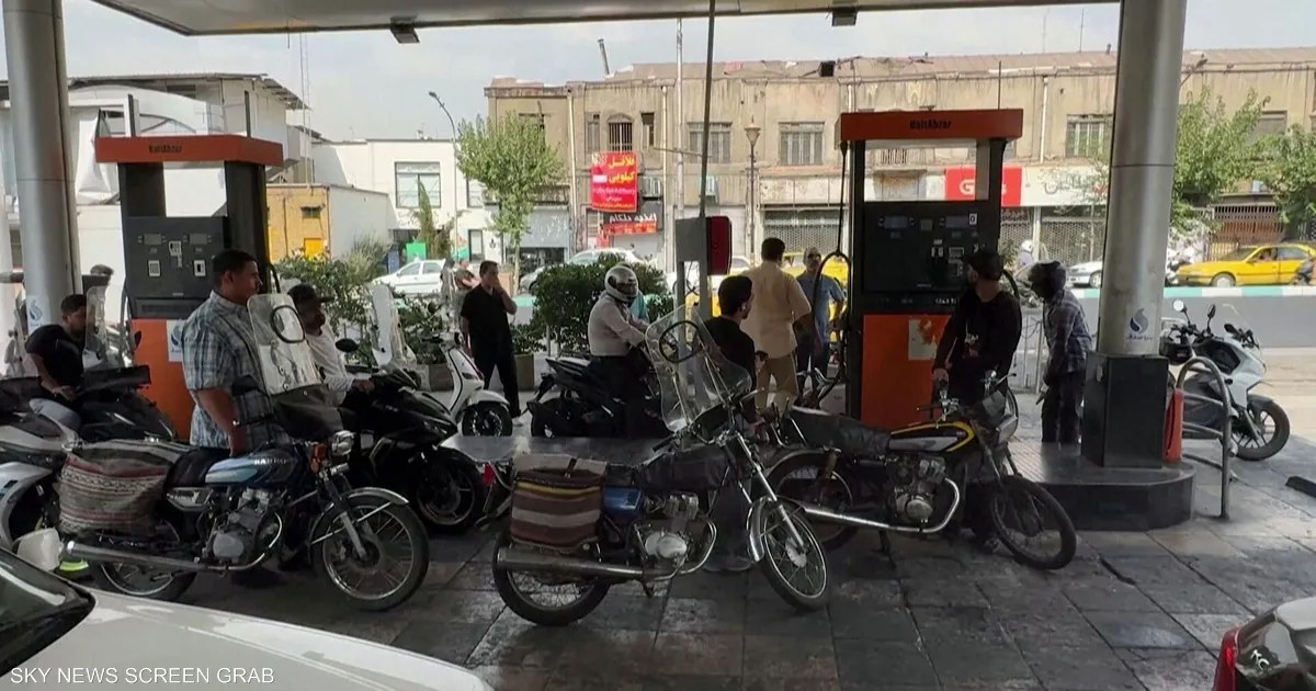 خبير: الضغوط الاقتصادية في إيران تمتد إلى موظفي الدولة والأمن