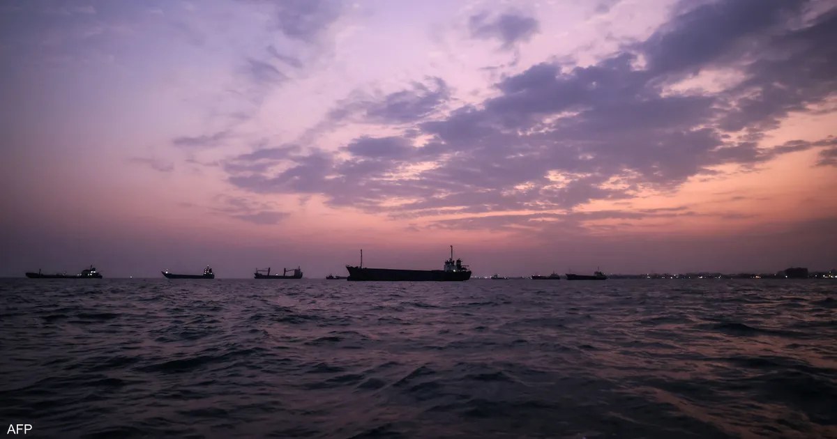 5 بقع نفطية كبيرة تُرصد في مضيق هرمز قرب سواحل إيران وعُمان