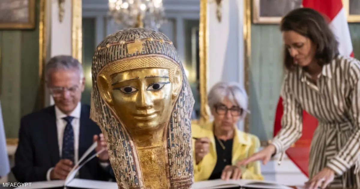 مصر تسترد من سويسرا قناع مومياء ذهبيًا أثريًا