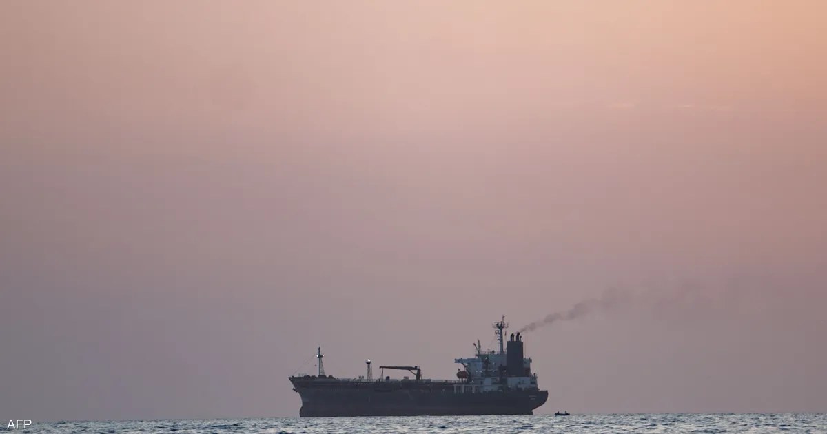 المملكة المتحدة تحذر السفن بعد إصابة اثنين في مضيق هرمز