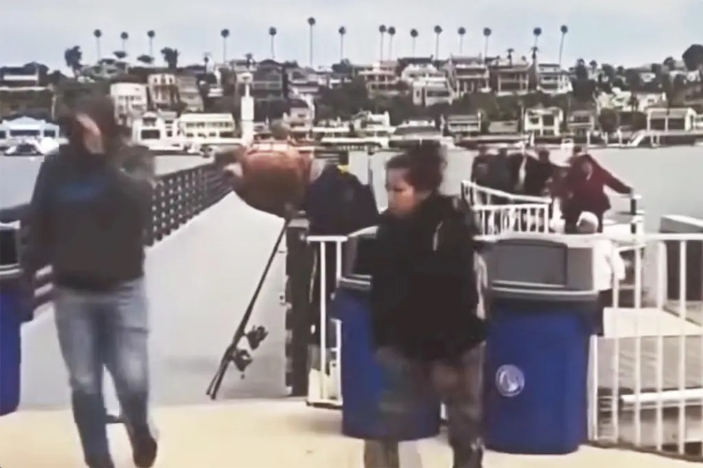 نزول مشتبه بأنهم مهاجرون من قارب في ميناء نيوبورت بكاليفورنيا