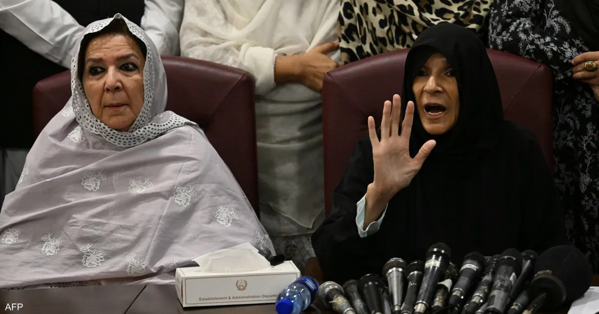 باكستان توقف شقيقات عمران خان قبل تظاهرة دعا إليها حزبه