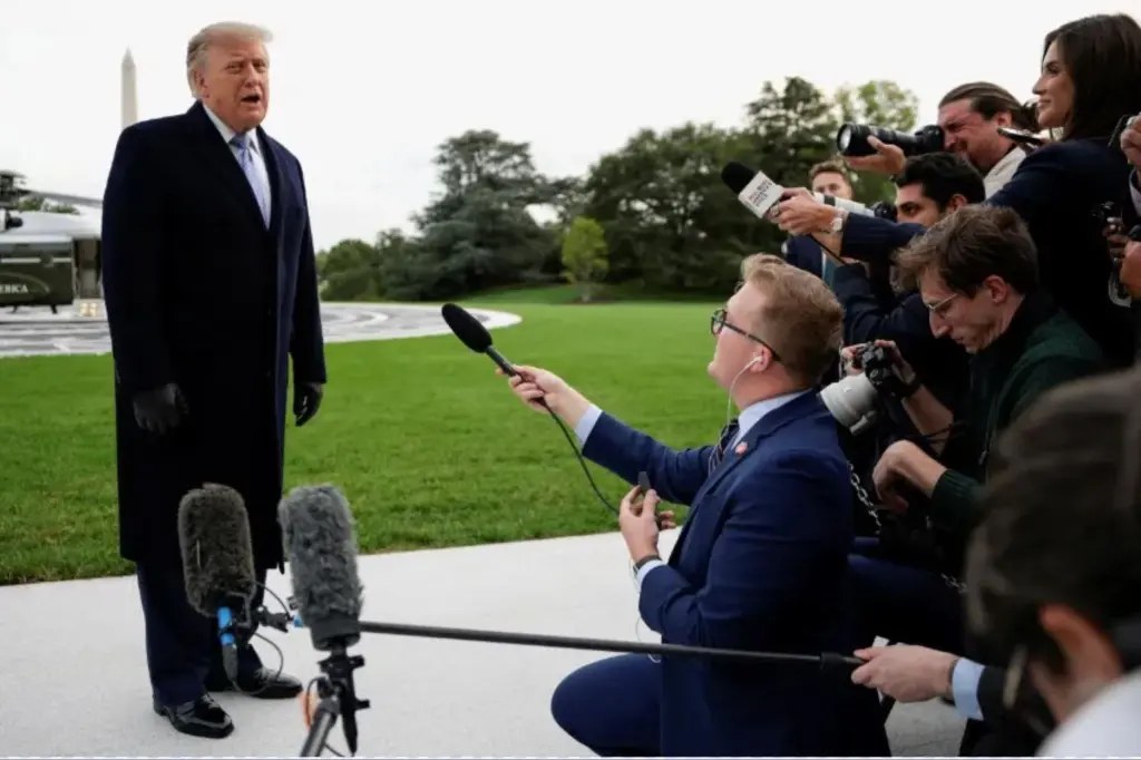 قاضٍ يأمر بإعادة تصاريح البيت الأبيض إلى CNN وMS NOW وبوليتيكو