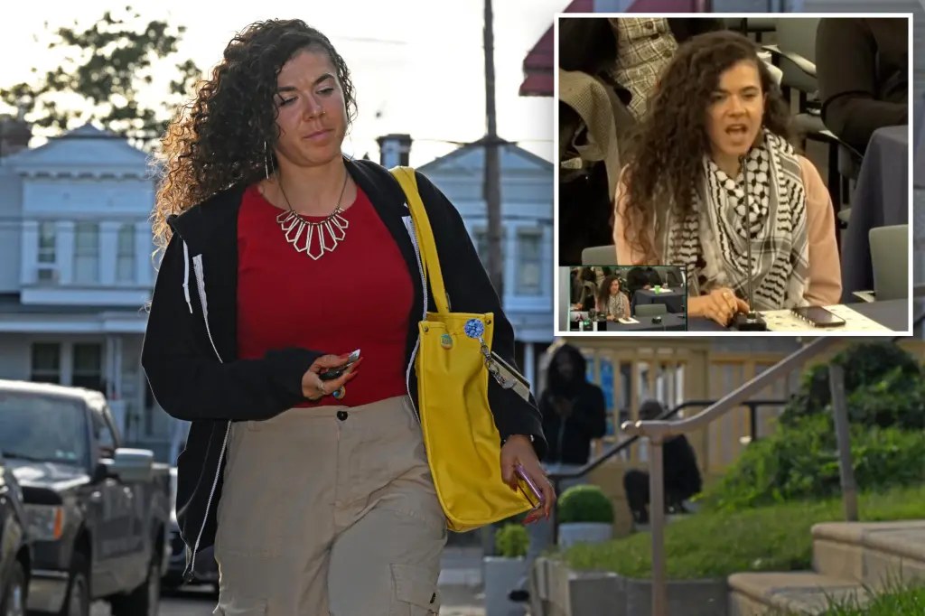 زميلة سابقة تتهم ناشطة ادعت السواد والفلسطينية بالسعي لمكاسب شخصية