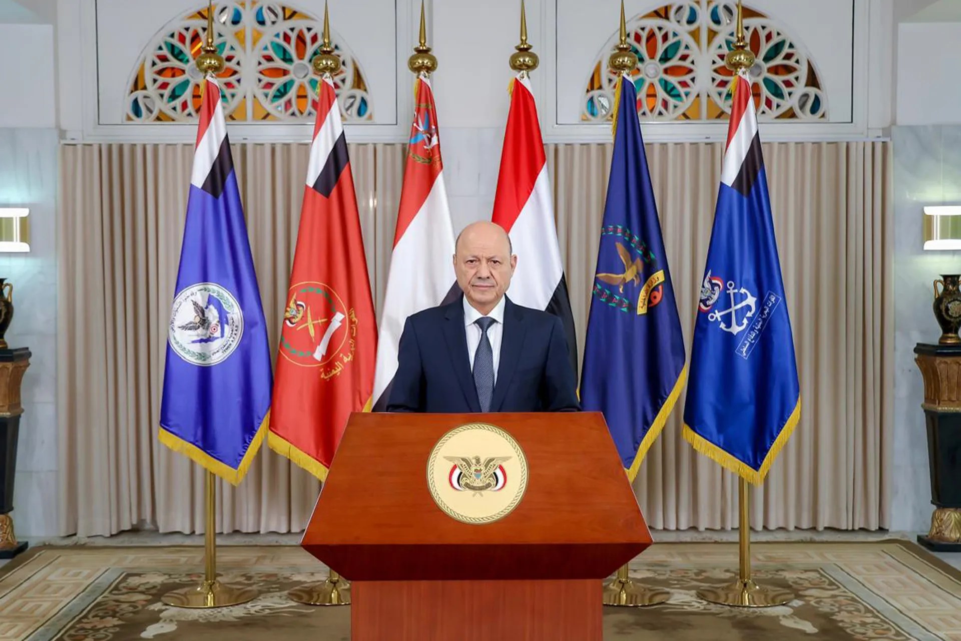 اليمن: العليمي يدعو إلى التعبئة العامة ضد الحوثيين