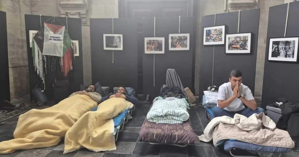 فلسطينيون يضربون عن الطعام في بلجيكا للمطالبة بإجلاء أسرهم من غزة