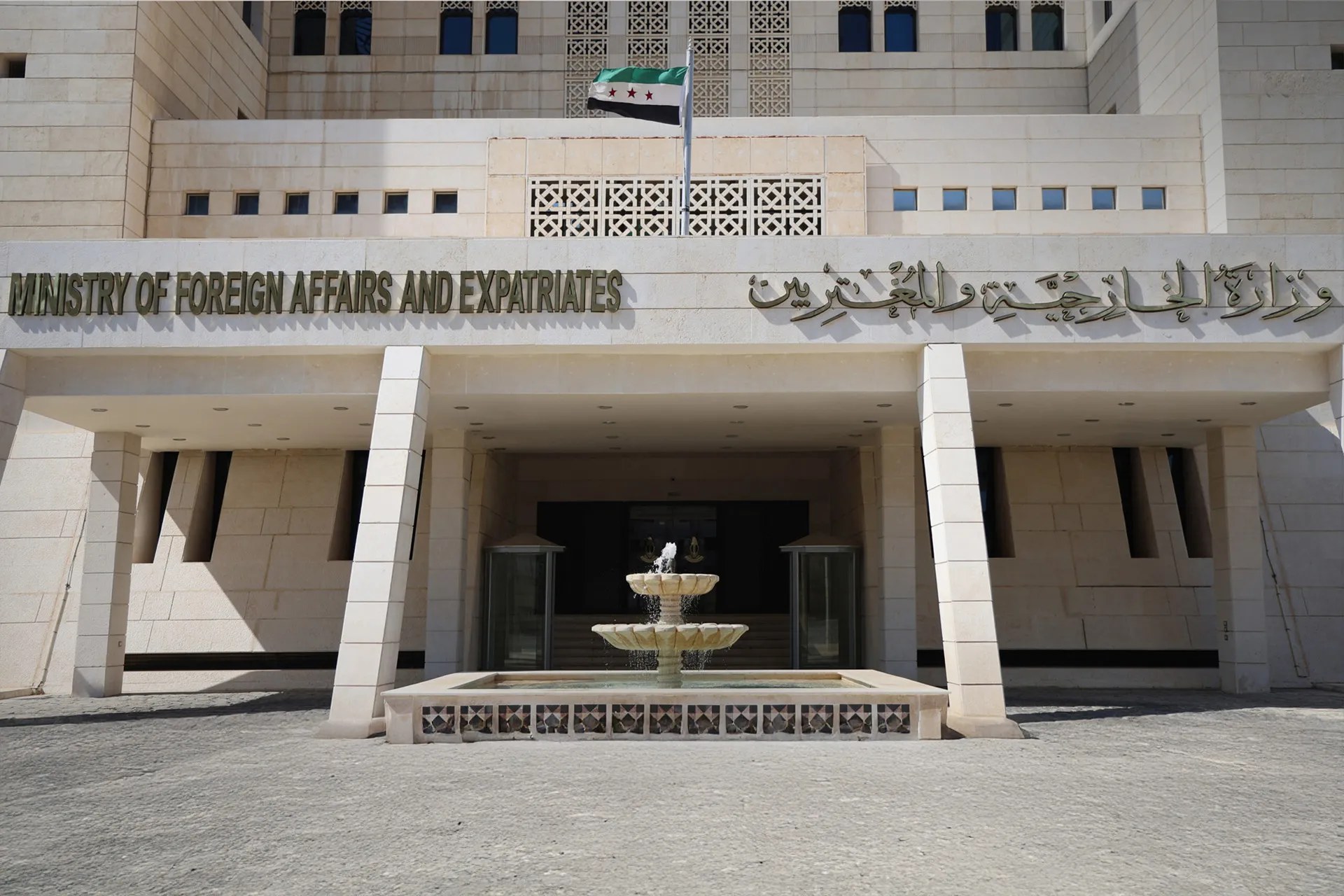 سوريا تشترط مراجعة إيران سياساتها لإقامة علاقات جديدة