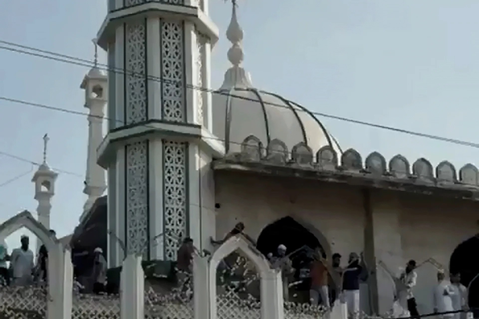 مسلمون يزيلون جزءًا من مسجد تاريخي في الهند تفاديًا لهدمه بالجرافات