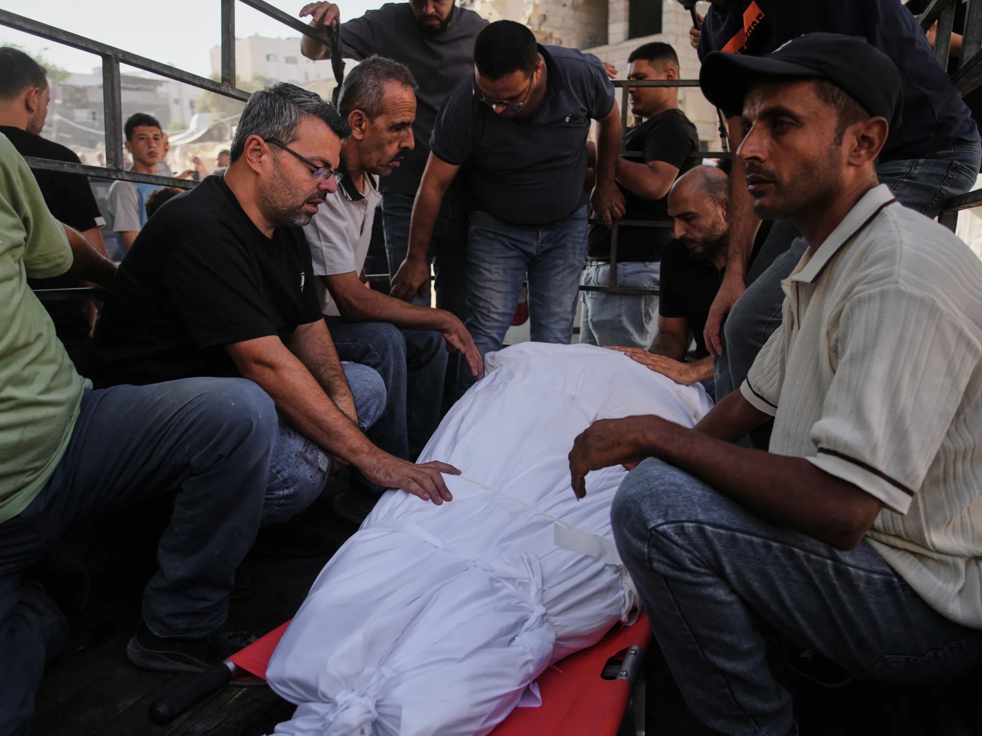 مقتل فلسطينيين وإصابة آخرين في قطاع غزة بفلسطين بقصف وإطلاق نار إسرائيليين
