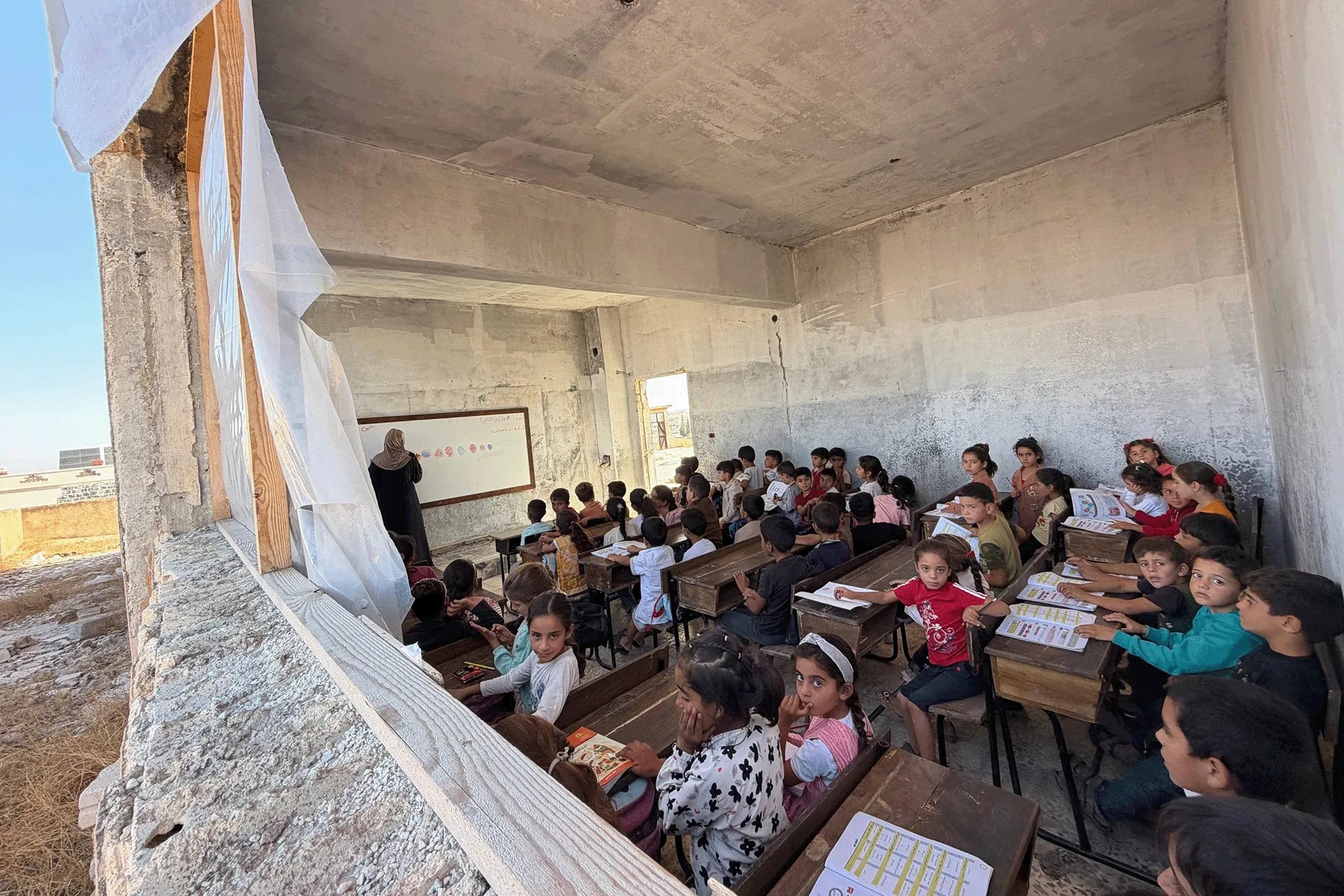 نحو 200 طالب في مدرسة بسوريا تفتقر إلى النوافذ والمرافق الصحية