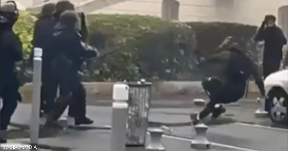 فرنسا تحقق في إصابة طالب بقذيفة غاز أطلقها شرطي قرب باريس