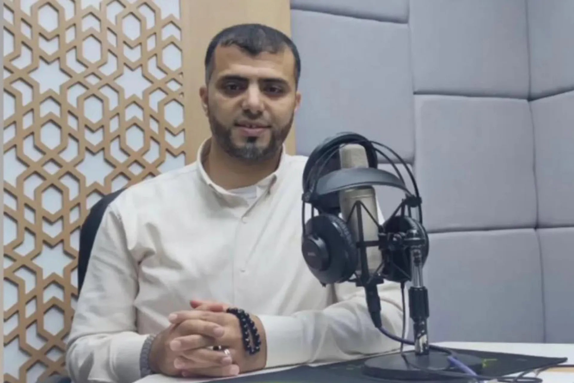 مقتل مذيع في إذاعة القرآن الكريم بقصف مسيّرة إسرائيلية في خان يونس بفلسطين