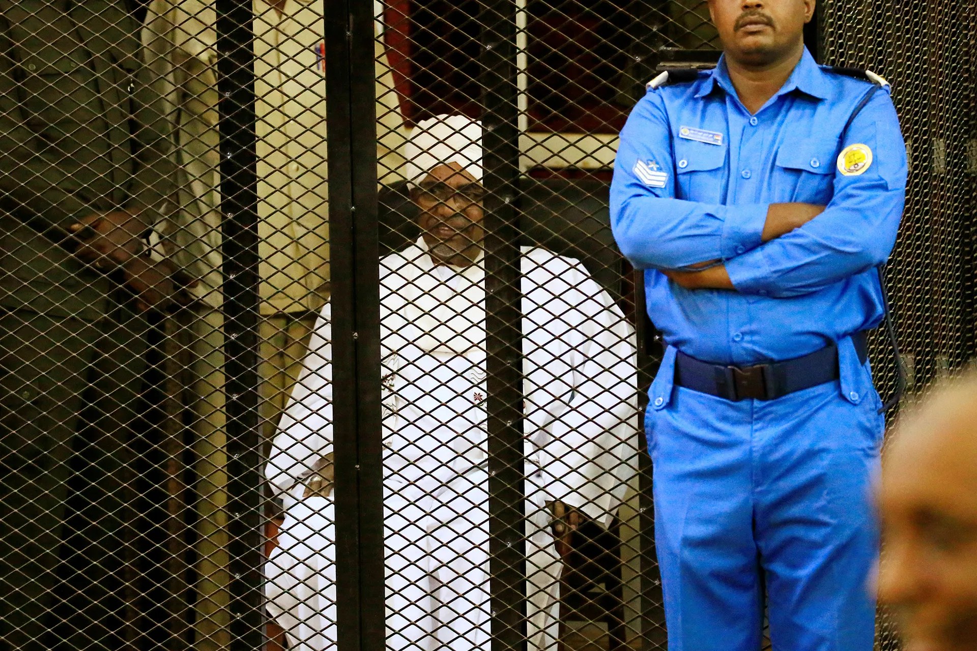 أسرة البشير تطالب بعلاجه خارج السودان وتنفي إبلاغها بموافقة على سفره