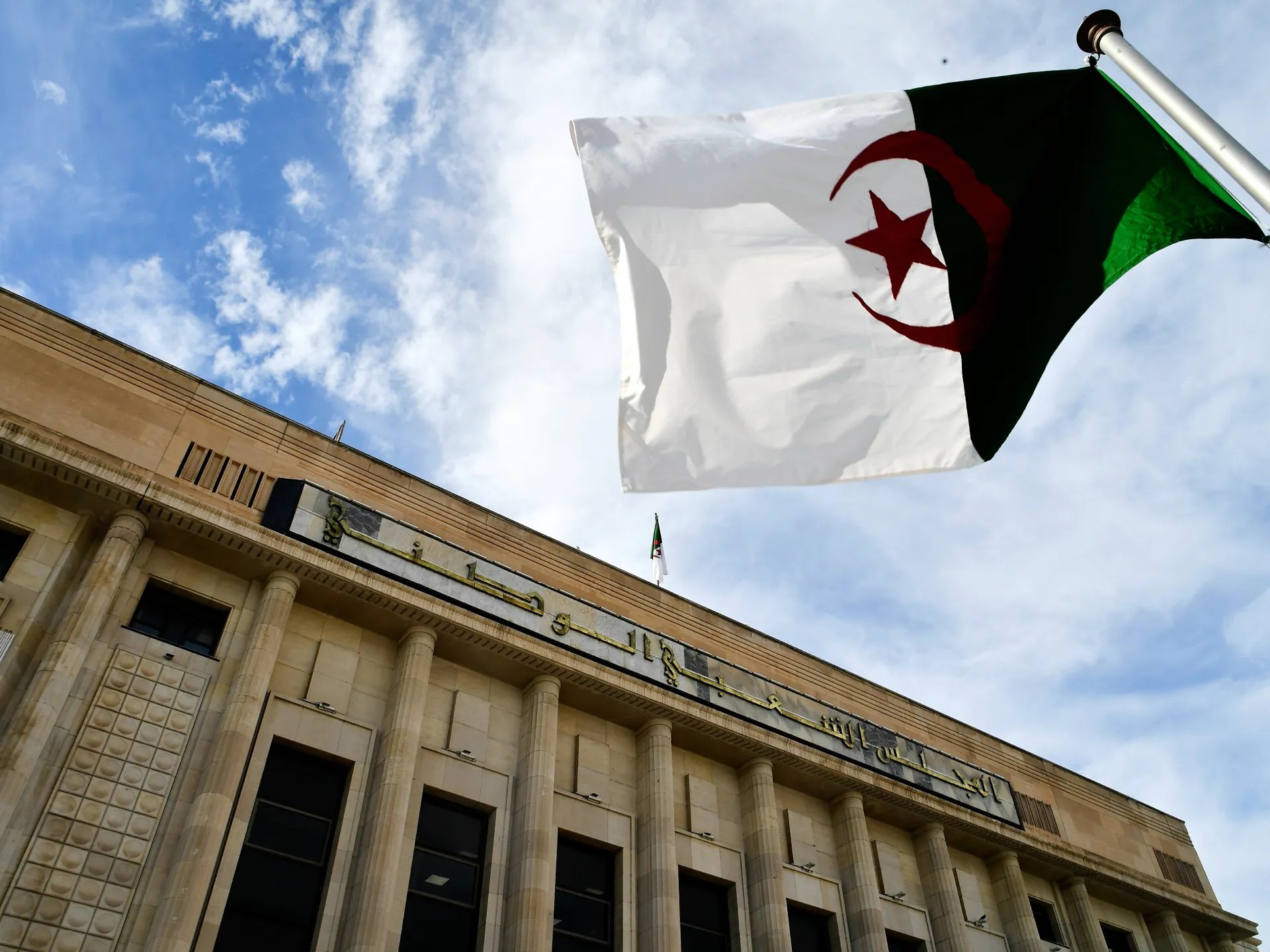 نواب الجزائر يقرون توسيع نطاق عقوبة الإعدام لتشمل إشعال حرائق الغابات عمدًا وخطف الأطفال