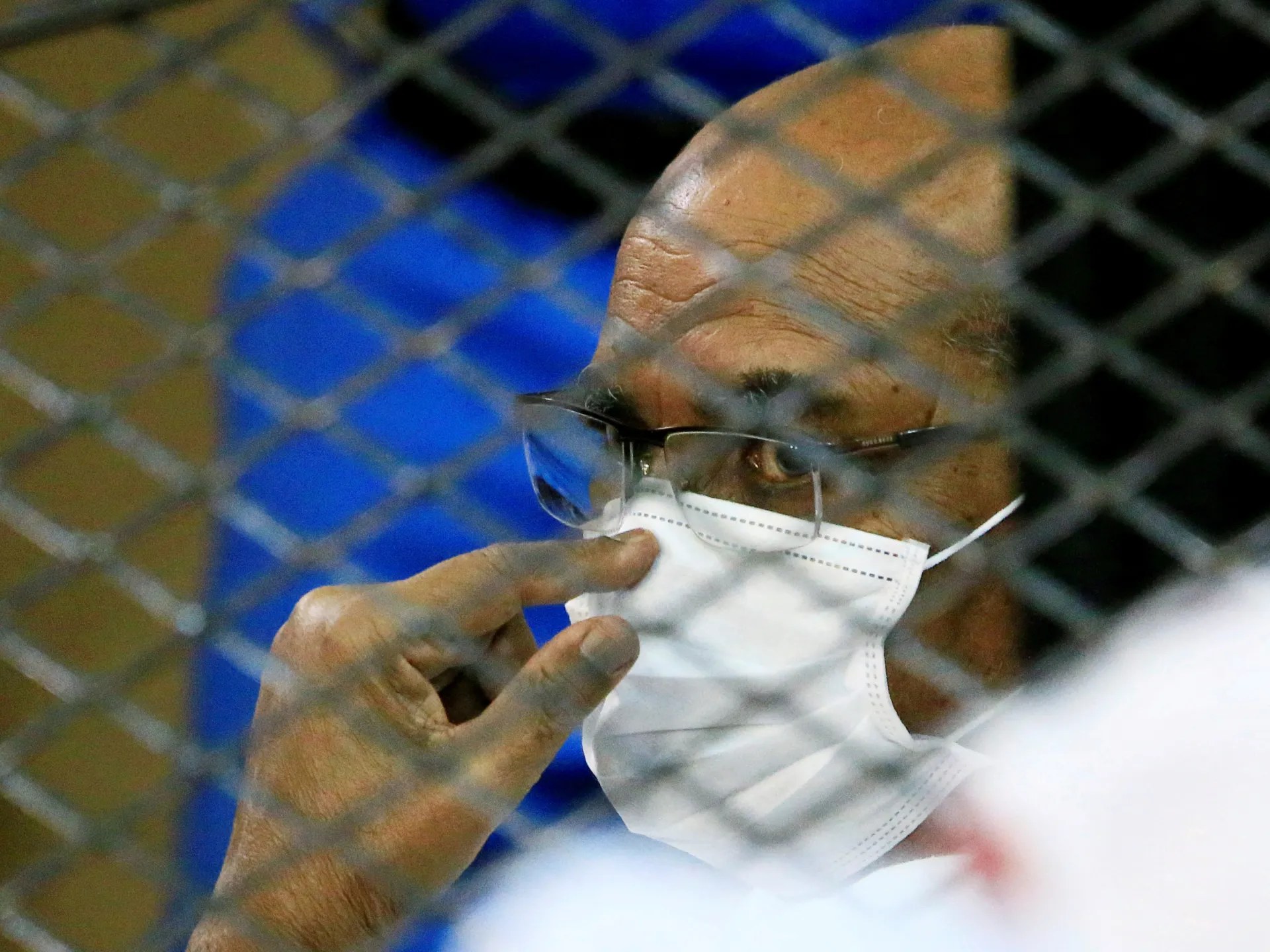 محامي البشير يعلن نقله إلى مستشفى في السودان لإجراء فحوص طبية