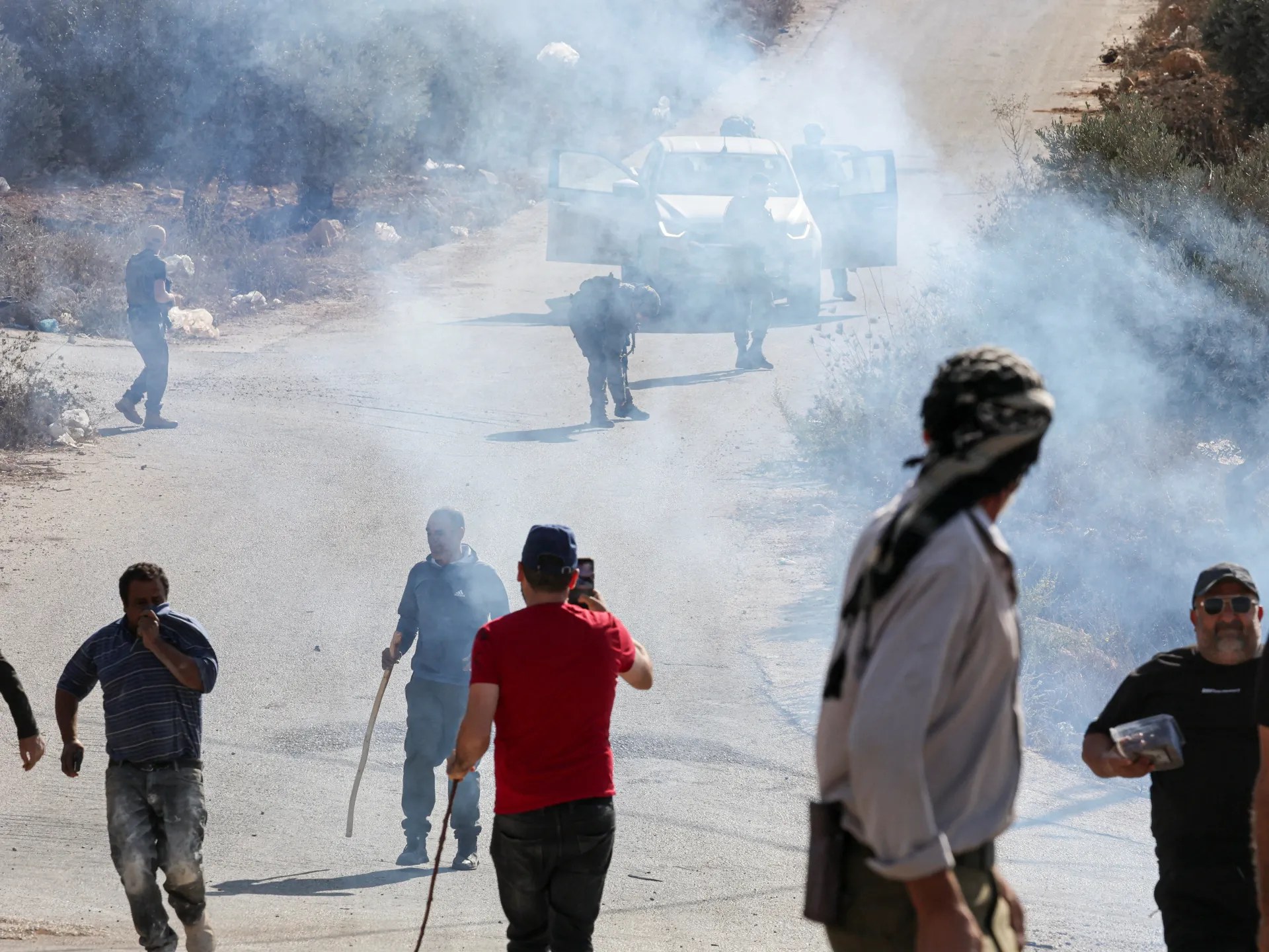 إصابة قاطفي زيتون بهجوم مستوطنين في فلسطين وسط اقتحامات بالضفة