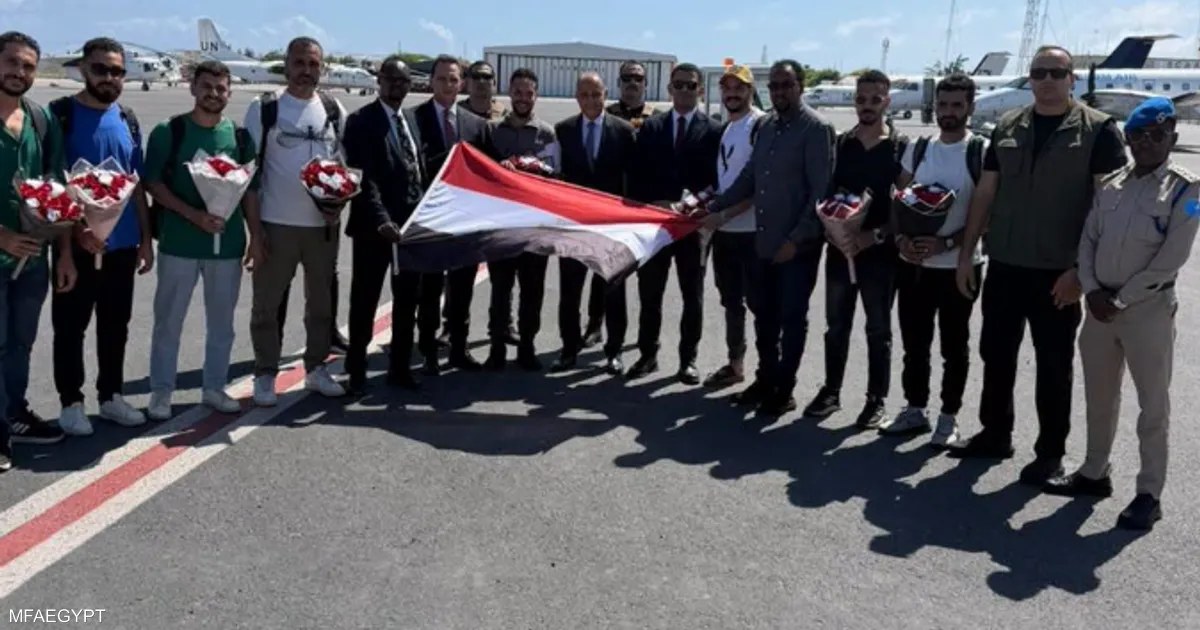 وصول 8 بحارة مصريين إلى مقديشو في الصومال تمهيدًا لعودتهم