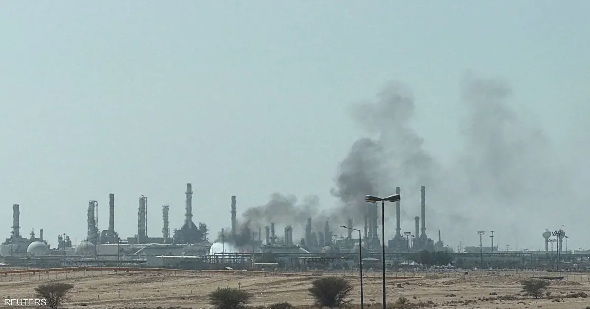 الحوثيون يعلنون استهداف منشأة لأرامكو في السعودية بالصواريخ والمسيّرات
