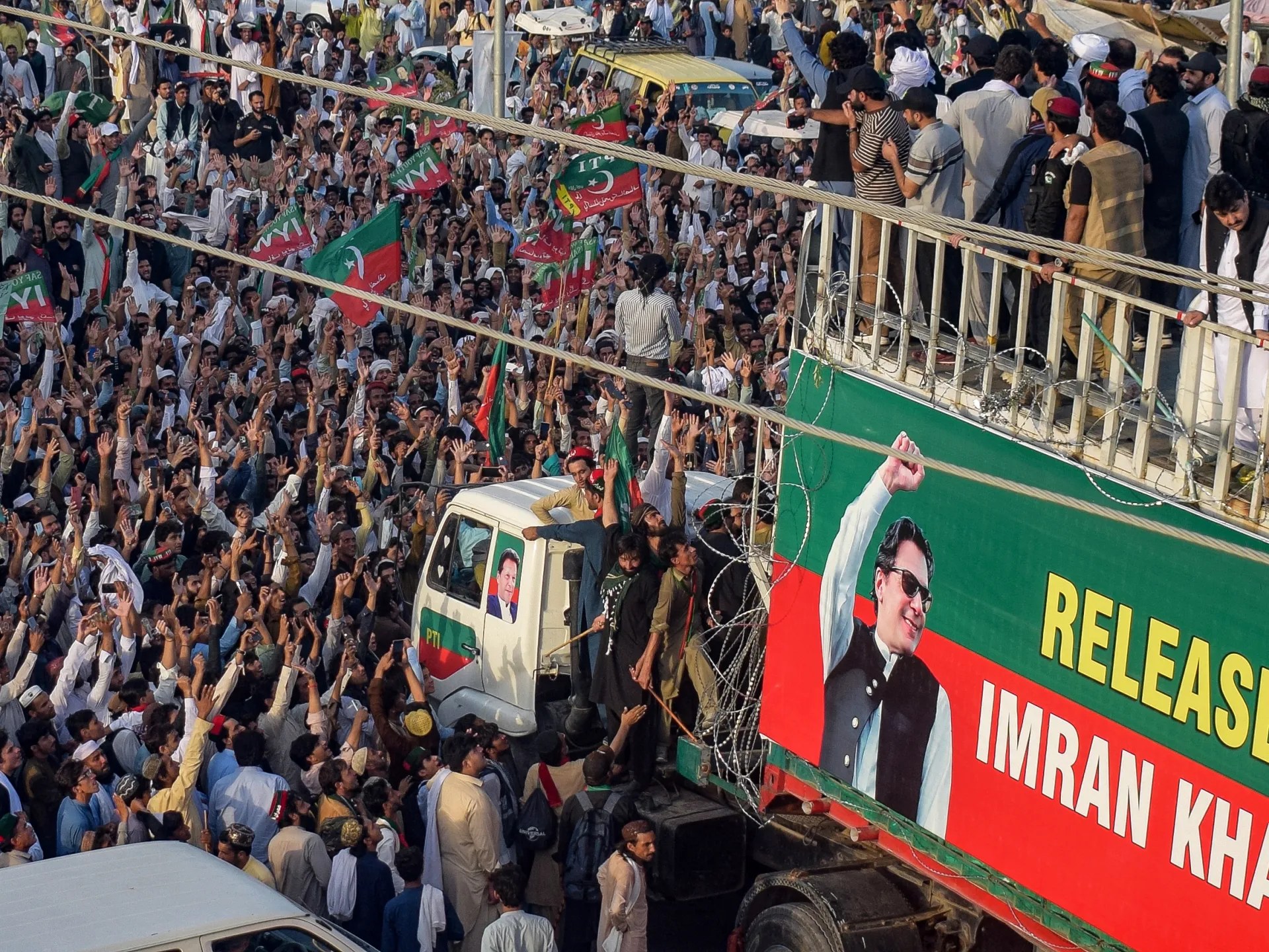 أنصار عمران خان ينطلقون نحو عاصمة باكستان للمطالبة بالإفراج عنه